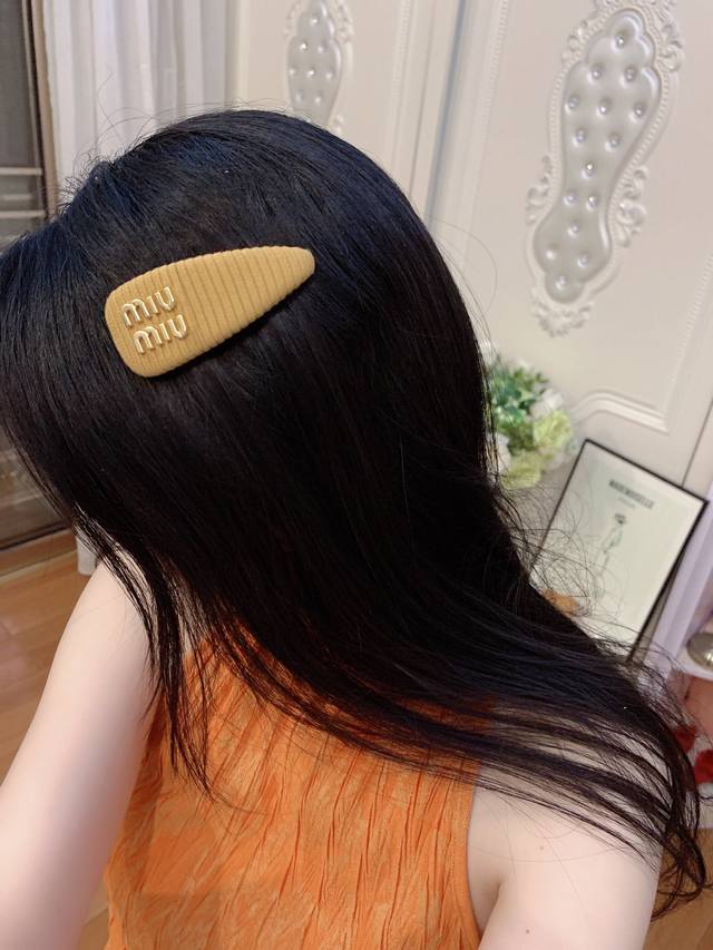 高品质 细节如图 0800136 单个价格 Miu Miu糖果色发夹 绝对会成为经典款的发夹一定要入的一款发夹，巨巨巨好看的，全部都是手工制作黄铜材质，完美的做