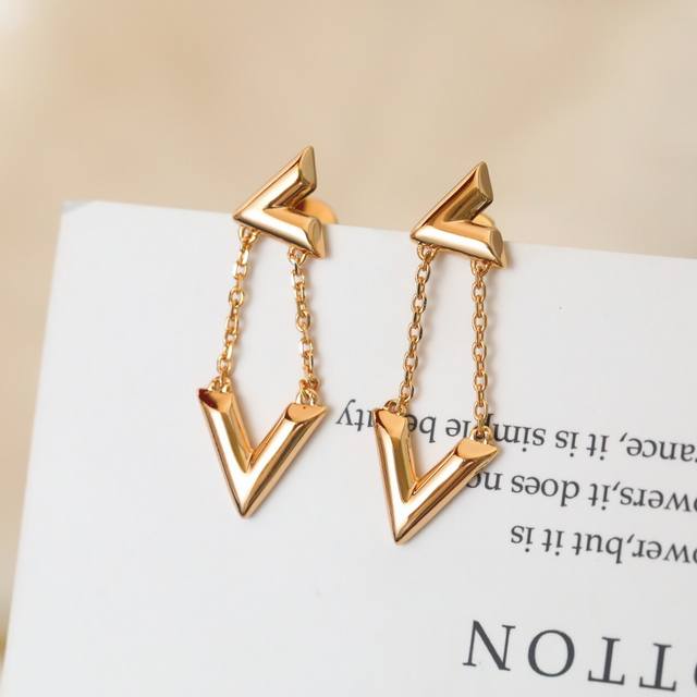 价 全新 Volt 系列金质珠宝耳环 由francesca Amfitheatrof 亲自设计，展现特立独行的敏锐风格。标志性的品牌首字母 L 、 V 作为核心