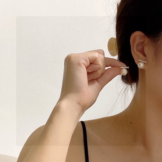 小红书推荐最新爆款celine赛琳金属搭配珍珠耳钉 赛琳已经自成一股流行元素，持续为女性诠释优雅、创造时尚，Celine家的饰品风格绝对代表了一种新的生活方式，