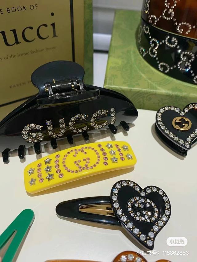 Gucci 发夹 采用进口亚克力钻 原版1:1还原制作，背面采用亚金 复古色电镀 高级感十足。