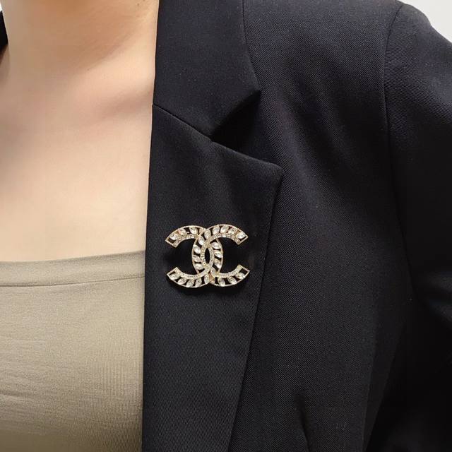 Chanel小香 最新款高版本镶钻镂空香奈儿胸针，是最懂女人的饰物。那些倾注了全部心血去做自己的女人，往往更珍惜胸针的意义。香奈儿女士把胸针别在帽子上，并告诉那