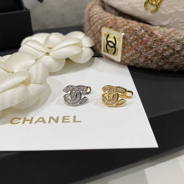 单个 Chanel香奈儿 中古 双c耳钉小香家的款式真心无需多介绍每一款都超好看，精致大方，非常显气质