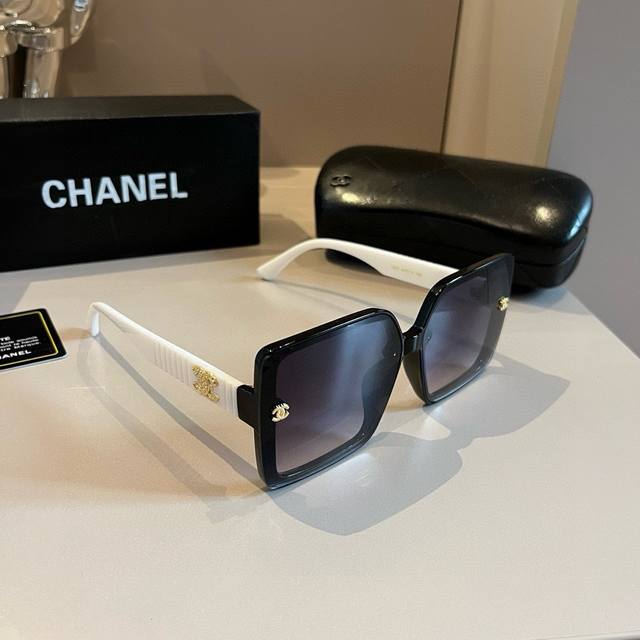 Chanel香奈儿太阳镜，真是爱了爱了，上脸那气场拿捏的死死,巨显脸小，眼镜大单一点也不重，镜腿幅度设计的刚刚好，佩戴轻盈舒适！