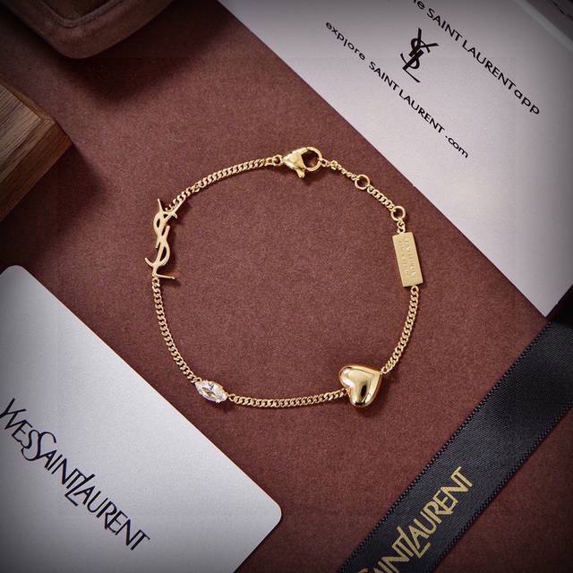 手链ysl 圣罗兰 手链 原装黄铜材质 Yves Saint Laurent 创立于1961年 优雅抽象大胆别致的设计风格使它成为奢华时尚界著名的品牌之一。引领
