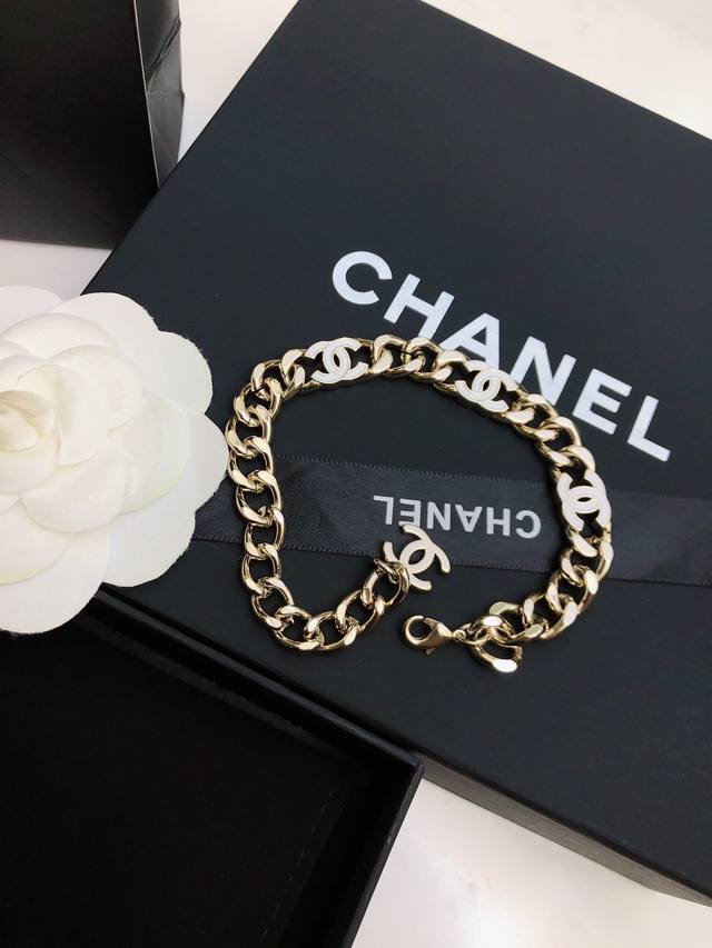 新款 小香 Chanel 香奈儿 项链，手链 时尚百搭 超美1:1精致做工 跟正品一样制作 美丽的东西不需要华丽的背景 随便拍拍就超美 华丽 大气 明星网红同款
