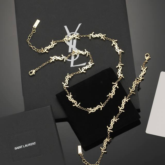 Ysl 圣罗兰 项链手链 原装黄铜材质 Yves Saint Laurent 创立于1961年 优雅抽象大胆别致的设计风格使它成为奢华时尚界著名的品牌之一。引领