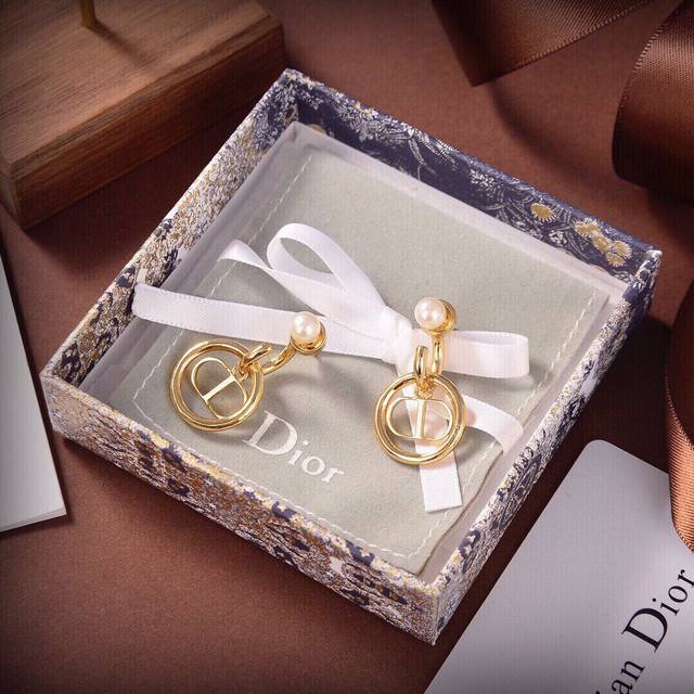原单货 新款dior迪奥字母耳环专柜一致黄铜材质 超级有质感