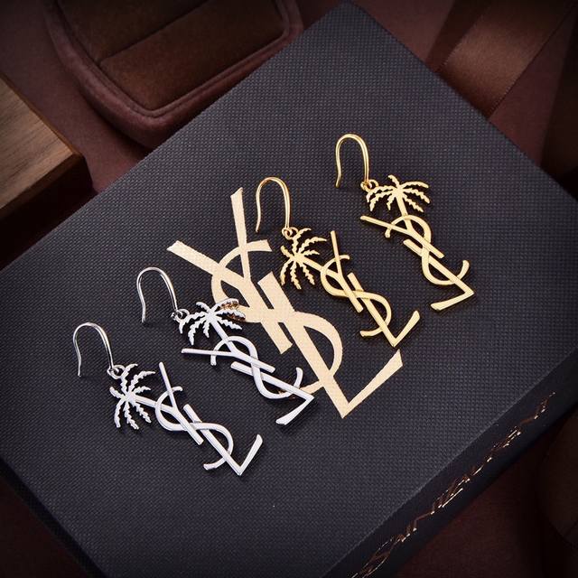 Ysl 圣罗兰 棕榈树耳环 原装黄铜材质 Yves Saint Laurent 创立于1961年 优雅抽象大胆别致的设计风格使它成为奢华时尚界著名的品牌之一。引