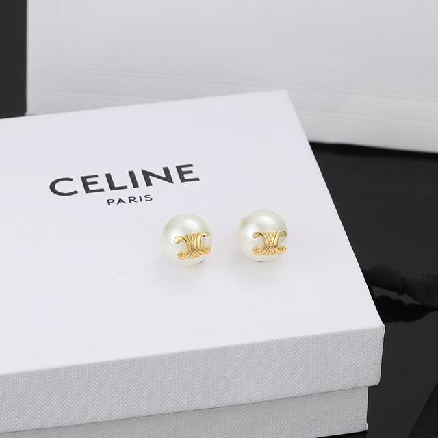 赛琳celine 新款凯璇门珍珠耳钉与众不同的设计 个性十足 颠覆你对传统耳环的印象 使其魅力爆灯