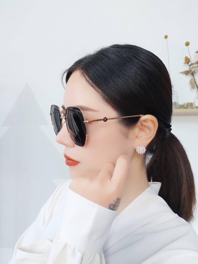Chanel 香奈儿 山茶花潮流爆款 时尚大框太阳镜 佩戴舒适 网红潮款墨镜 型号：Ch0660