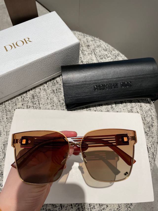 Dior 偏光系列 2024新款偏光太阳镜 款式多 。 经典的方框设计，不挑脸型，无论搭配大衣还是连衣裙都非常显气质 偏光镜片预防紫外线配1907