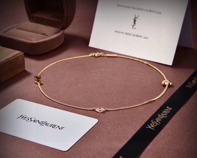 项链ysl 圣罗兰 项链 原装黄铜材质 Yves Saint Laurent 创立于1961年 优雅抽象大胆别致的设计风格使它成为奢华时尚界著名的品牌之一。引领