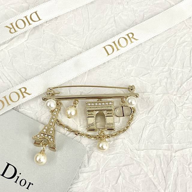 胸针热销款火爆上新 Dior流苏链条巴黎铁塔胸针 巴黎铁塔凯旋门的设计 高级百搭，精致又美丽