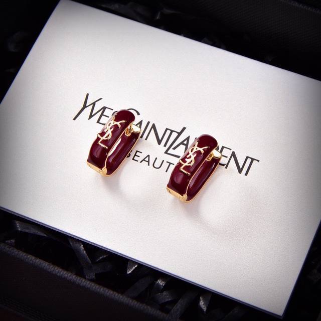 Ysl 圣罗兰 字母耳钉 原装黄铜材质 Yves Saint Laurent 创立于1961年 优雅抽象大胆别致的设计风格使它成为奢华时尚界著名的品牌之一。引领
