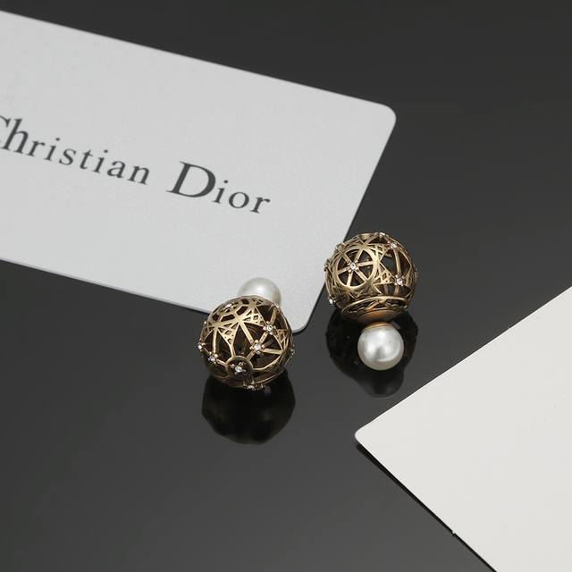 Dior 迪奥 新款 镂空dior复古耳钉耳环；一致专柜品质，黄酮材质+施华洛世奇珍珠，百搭时髦值得入手