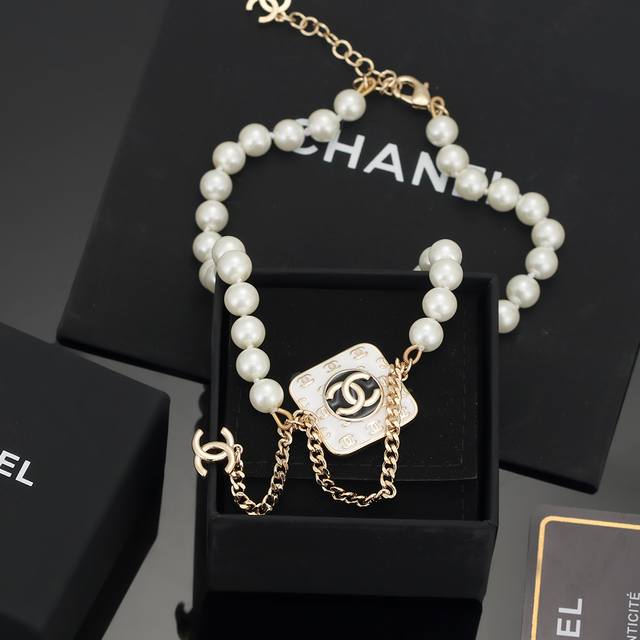 Chanel 小香珍珠方形项链，高端品质，专柜同材质，做工精致细腻，重工版本，很有设计感简约大方温文尔雅，特别温柔。经典双c上点缀着施华洛世奇粉色水钻，Blin