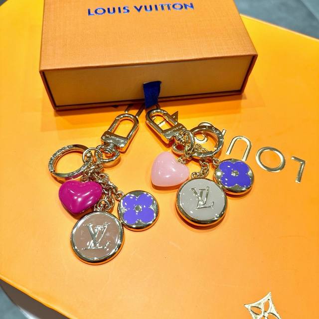 元配图片原版包装 Louis Vuitton官网twist爱心包饰钥匙扣。 此款twist包饰拥有风格活泼而生动的twist标识。极为时髦的设计元素，灵感源自路