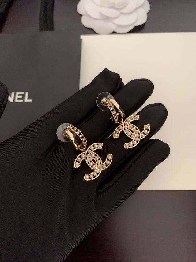 Ch*Nel 镂空珍珠耳环 一致z 材质