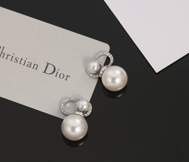 最新 迪奥火爆 各路网红同款，爆 Dior 系列，Cd字母珍珠耳环耳钉 官网最新 同步 Dior耳钉，S925银针 专柜一致材质 无死角的美！