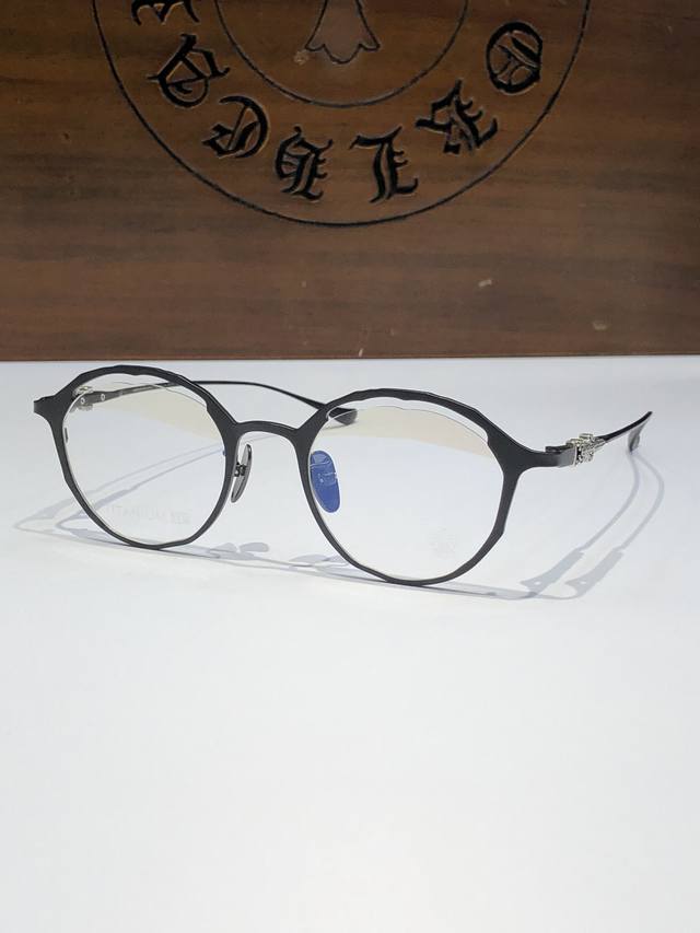 Chrome Heart新品！个性半框眼镜 厚钛 打破传统眼镜的设计框框 手绘草图的粗略质感 营造出不一样的时尚气质 Ch8109 Size:48-21-145