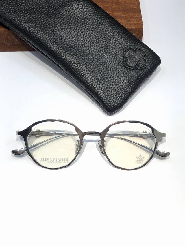 Chrome Heart新品！个性半框眼镜 厚钛 打破传统眼镜的设计框框 手绘草图的粗略质感 营造出不一样的时尚气质 Ch8109 Size:48-21-145