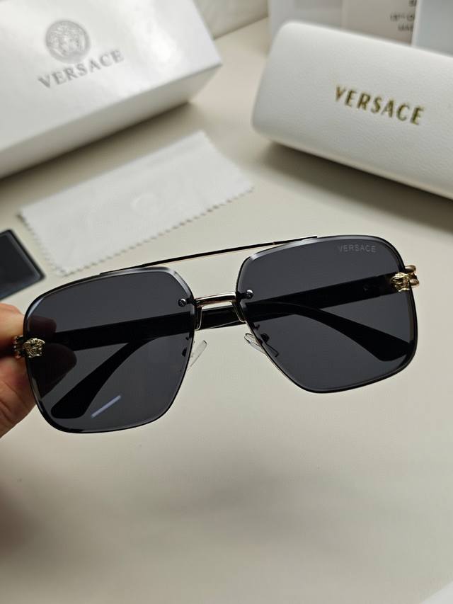 Versace范思哲欧美风时尚太阳镜，男士偏光镜，男款遮阳镜、修饰脸型的好搭档