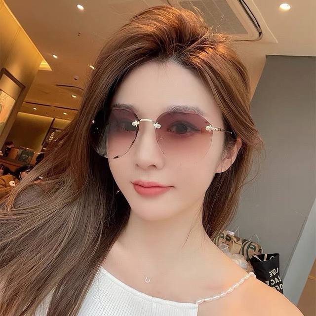 Chane 香奈儿时尚无框太阳镜镜片 顶级奢侈品 高品质[亲亲] 气质非凡 女士开车墨镜[爱情] 型号：Ch322