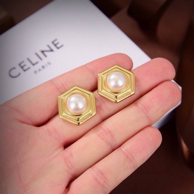 Celine 新款耳钉 与众不同的设计 个性十足 颠覆你对传统耳环的印象 使其魅力爆灯