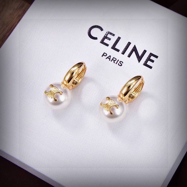 Celine 新款凯旋门珍珠耳钉与众不同的设计 个性十足 颠覆你对传统耳环的印象 使其魅力爆灯