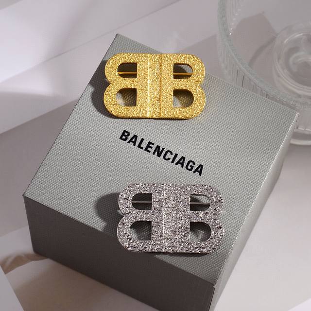 原单货新品 巴黎世家 Balenciaga 新款胸针专柜一致黄铜材质电镀18K金 火爆款出货 设计独特 前卫 美女必备