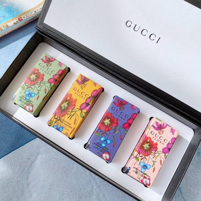 专柜品质 Gucci花之舞香水系列小样装礼盒装来了，包装很漂亮，每个味道都是专柜的在售热门款，礼盒4种味道，每瓶5Ml。 Gucci花之舞限量版黄色 前调：红莓