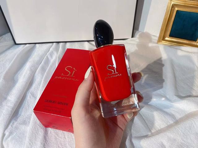 原单品质 阿玛尼 Sì Passione红色挚爱香水，换上了强烈视觉冲击的阿玛尼红用作瓶身内漆，和线条圆润的黑石瓶盖结合简直完美，一款性感又充满热情的高级香水，