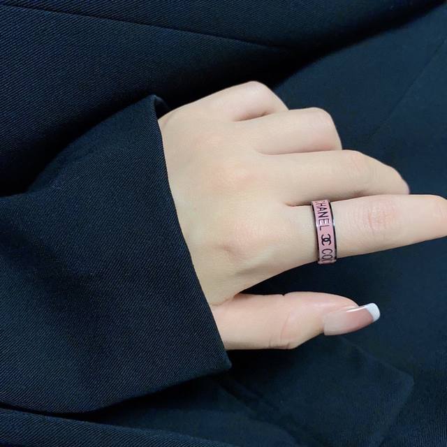 小香风chanel字母双c粉色黑底coco保色系列造型戒指！夏天必备款一戴就忍不住想夸的一款，简约的设计，超精致又显手白，简直爱了！又可以跟其他款式叠搭一起，超