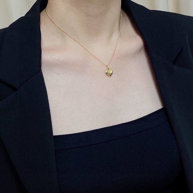 最新款ysl 圣罗兰字母爱心细项链原装14K精钢保色材质 Yves Saint Laurent 创立于1961年 优雅抽象大胆别致的设计风格使它成为奢华时尚界著