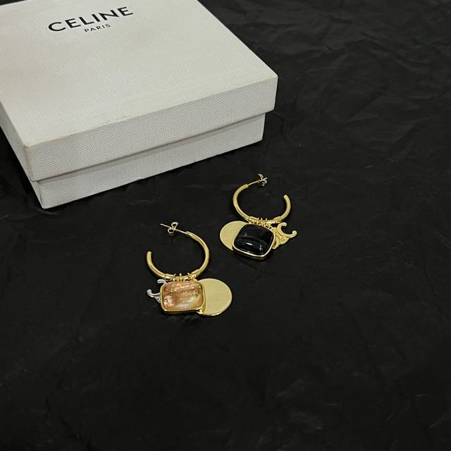 Celine 赛琳 耳钉 一直是简约时尚界的标杆大胆的设计 百看不厌搭配起来更fashion