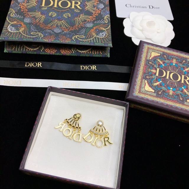 Dior 经典cd耳钉 925纯银耳针 专柜材质 采用dior标志 设计独特 高贵的色调随意就能搭配出独具魅力的时尚style 04038080