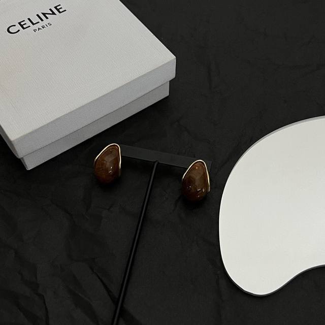 Celine 赛琳 耳环 一直是简约时尚界的标杆大胆的设计 百看不厌搭配起来更fashion