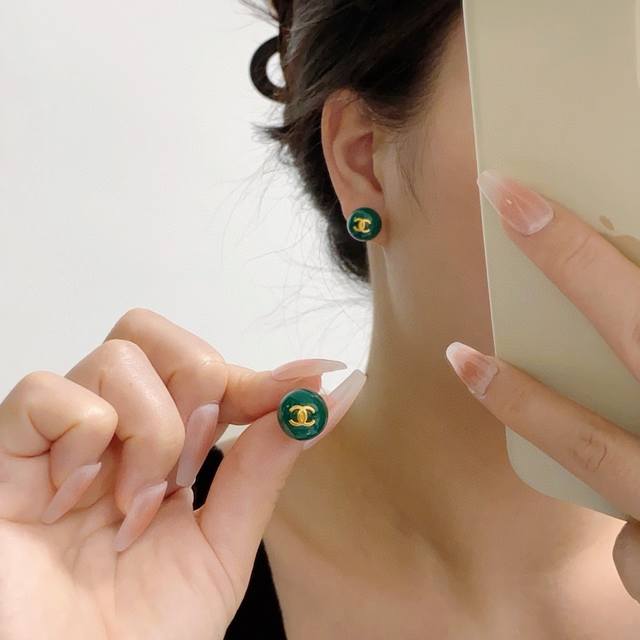 新款上市高端chanel 小香双c简约绿色珍珠小耳钉这款耳环真的超级美看着设计简单但是佩戴效果好看到爆就连我这种小耳垂的也很ok Zp上耳超气质优雅适合各种场合