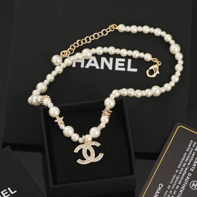 香奈儿珍珠项链 简单的设计又不失时尚感，珍珠的优雅与金属质感的完美碰撞，将大牌范儿体现的淋漓尽致。项链 073050