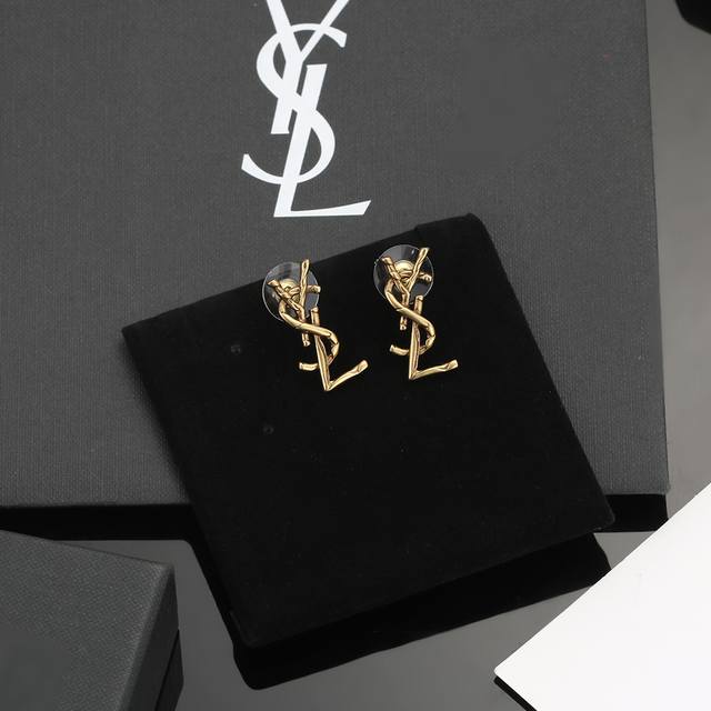 Ysl 圣罗兰 耳钉原装黄铜材质 Yves Saint Laurent 创立于1961年 优雅抽象大胆别致的设计风格使它成为奢华时尚界著名的品牌之一。引领精致、