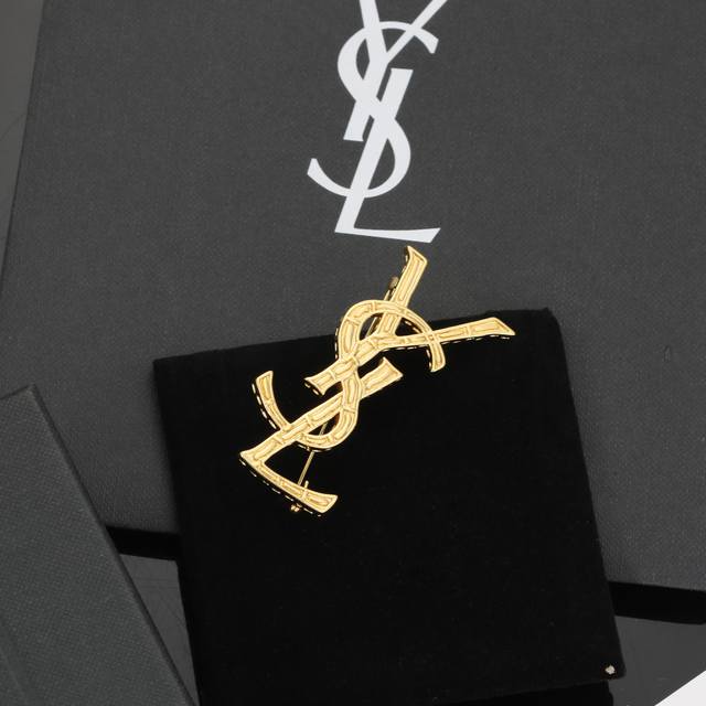 Ysl 圣罗兰 胸针原装黄铜材质 Yves Saint Laurent 创立于1961年 优雅抽象大胆别致的设计风格使它成为奢华时尚界著名的品牌之一。引领精致、