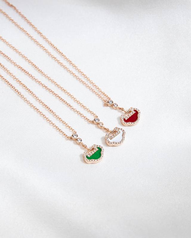 批发价 红玛瑙 绿色 形似如意锁，寄予对爱情圆满的期望，Qeelin小红锁红玛瑙炽热纯粹，凝结玫瑰色的爱意，化成一颗钻石般的永恒真心。
