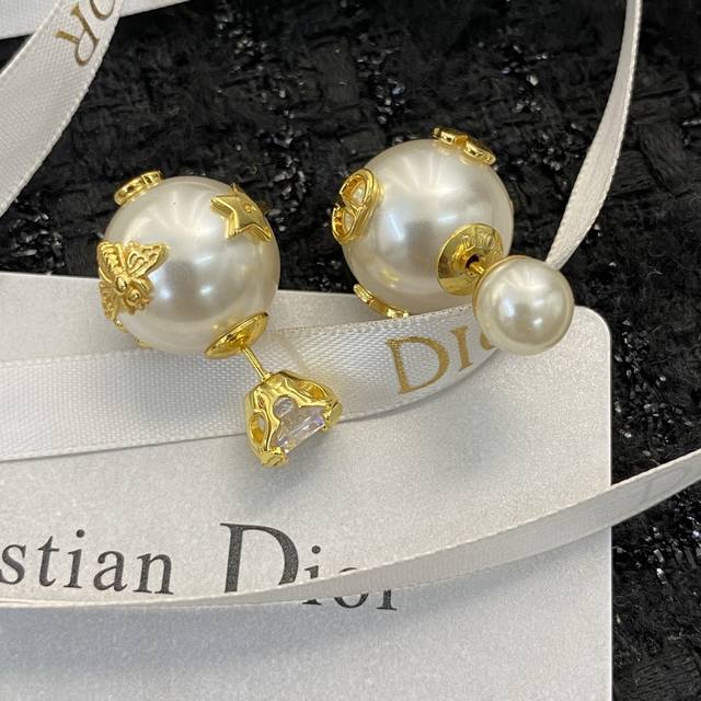 编码e1936 0257820 Dior耳钉热销款火爆上新 Ab款经典双珠贴片耳钉，金色，香槟两色 珍珠上点缀了cd、四叶草、五角星、蜜蜂等元素 既不单调又显得
