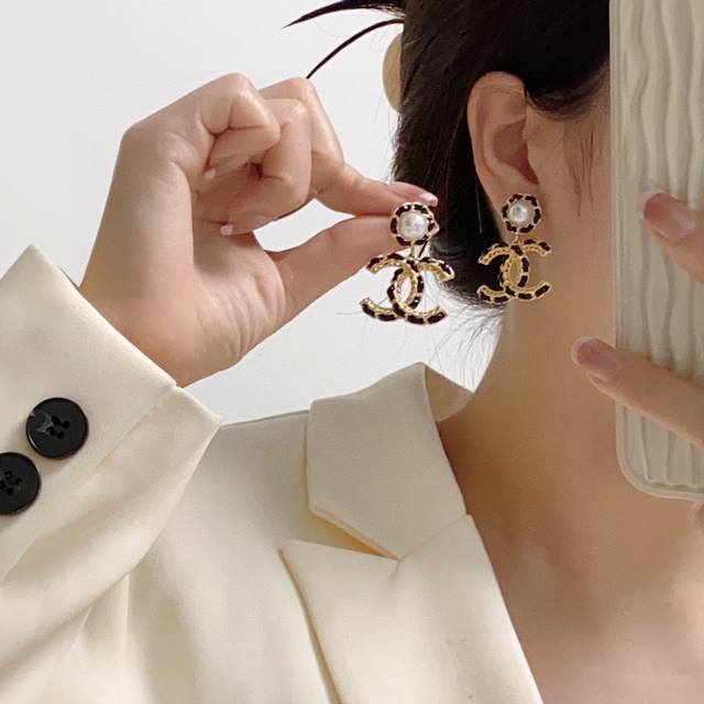 Chanel 小香 新款黑色皮革耳坠耳钉 专柜同步上新 耳环 原版一致黄铜材质搭配纯银针耳环 精工细作打造全网最高性价比最高品质