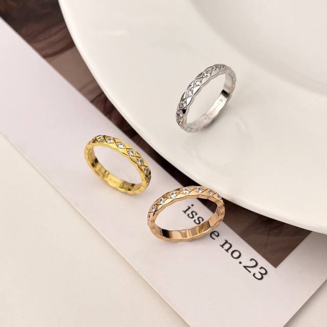 批发价 尺寸5678 高级珠宝coco Crush菱格戒指mini镶钻版 受各届时尚达人的追捧，作为珠宝箱必备神器级单时髦，减龄，叠戴或单戴都非常时尚！ 比之前