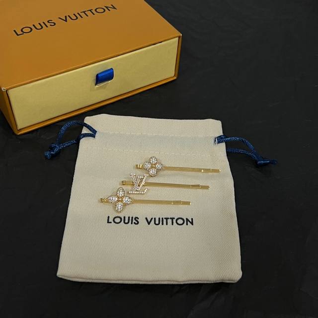 一套三只 Lv 路易威登 发夹 高端定制 优雅大气 高档奢华 百搭款式。