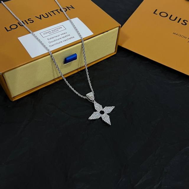 原单货lv日本新款 项链 Louis Vuitton 路易威登 专柜一致材质 火爆款出货 设计独特 复古前卫 女神必备。
