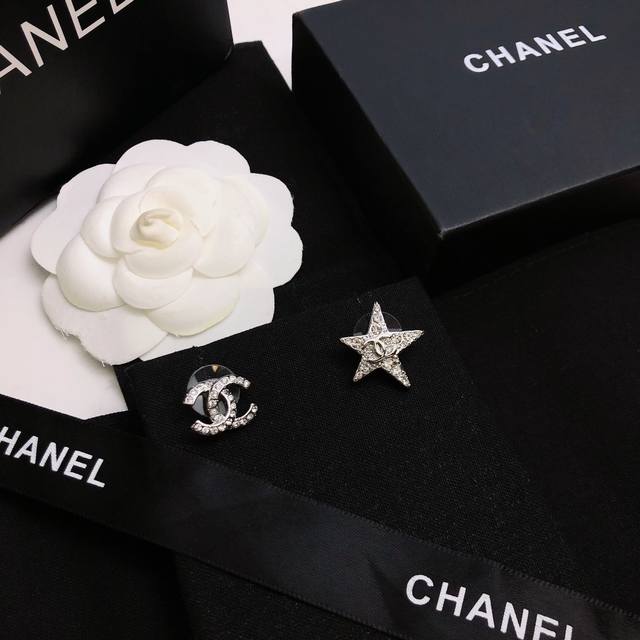 香奈儿 Chanel 新款 耳钉原版黄铜 材质 顶级原单品质、最高代购级别时尚人士必须拥有 进口专柜材质、不是市面低版本可以媲美的出入海关专柜无压力038070