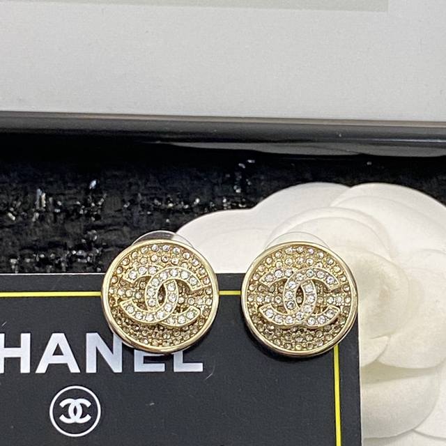 编码e1988 0257825 香奈儿耳钉热销款爆上新一致zp,黄铜质地，专柜正品 Chanel22渐变色金币耳钉 正中间是标志性满钻双c Logo 精致大方，