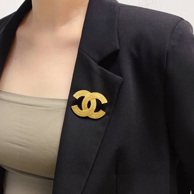Chanel小香 最新款高版本复古黄金色雕刻字母香奈儿胸针，是最懂女人的饰物。那些倾注了全部心血去做自己的女人，往往更珍惜胸针的意义。香奈儿女士把胸针别在帽子上